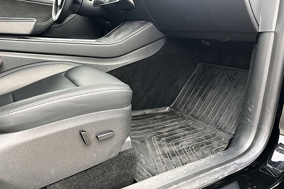 Tesla Model Y 18 of 22