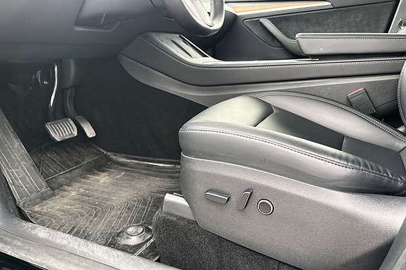 Tesla Model Y 16 of 22