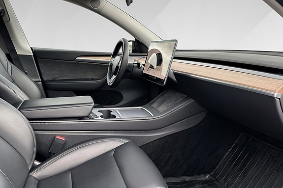 Tesla Model Y 17 of 22