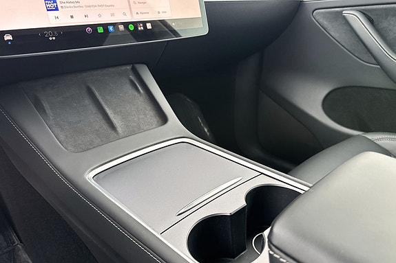 Tesla Model Y 14 of 22