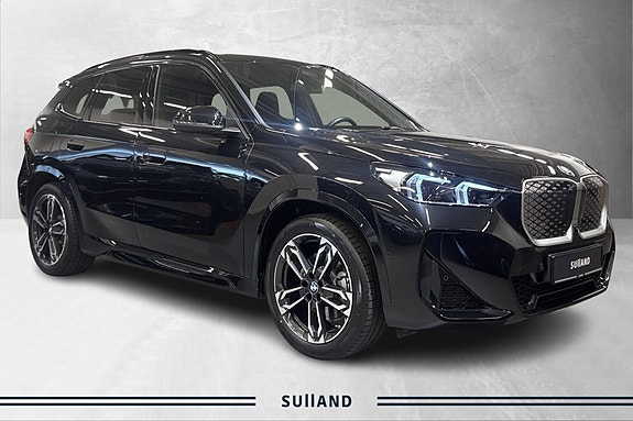 BMW iX1 3 of 30
