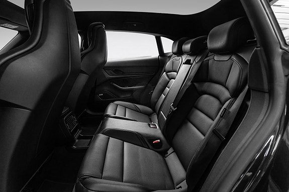 Porsche Taycan Cross Turismo 17 of 30