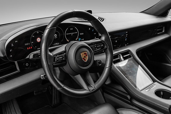 Porsche Taycan Cross Turismo 10 of 30