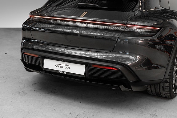 Porsche Taycan Cross Turismo 8 of 30