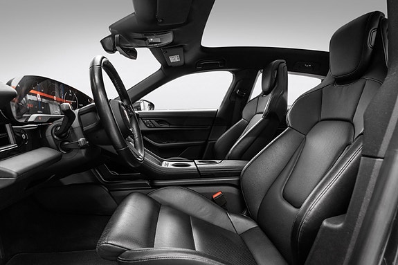 Porsche Taycan Cross Turismo 11 of 30