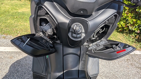 Yamaha X-Max 300 12 of 29