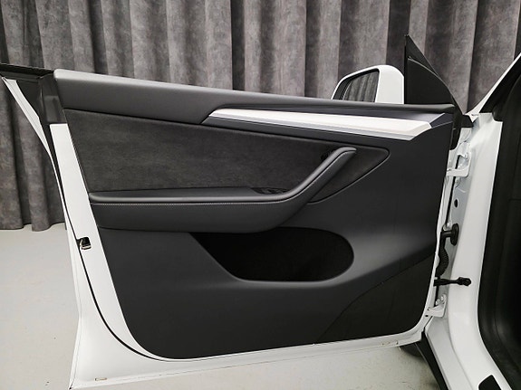 Tesla Model Y 10 of 30