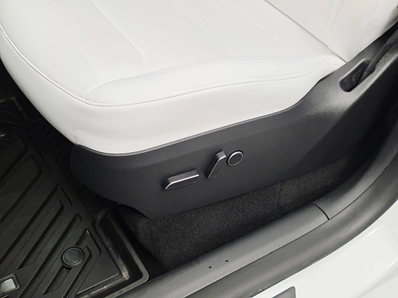 Tesla Model Y 13 of 30