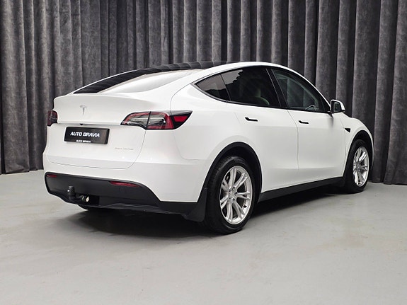 Tesla Model Y 7 of 30