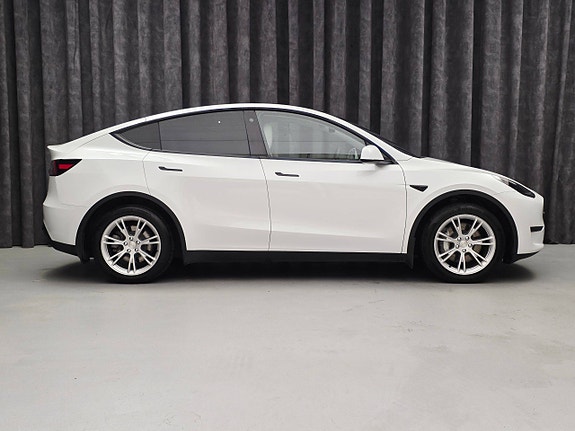 Tesla Model Y 8 of 30
