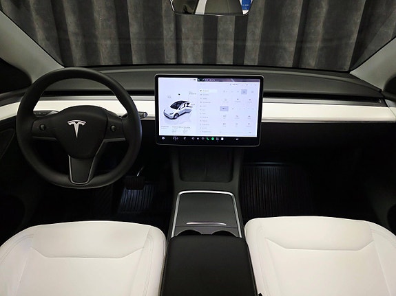 Tesla Model Y 17 of 30