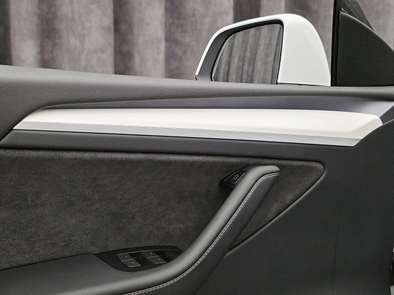 Tesla Model Y 11 of 30