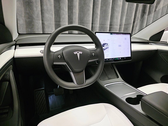 Tesla Model Y 18 of 30