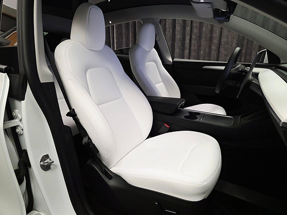 Tesla Model Y 14 of 30