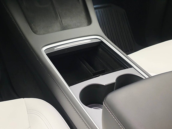 Tesla Model Y 21 of 30