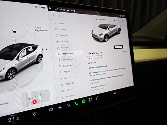 Tesla Model Y 24 of 30