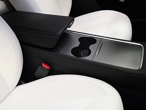 Tesla Model Y 16 of 30