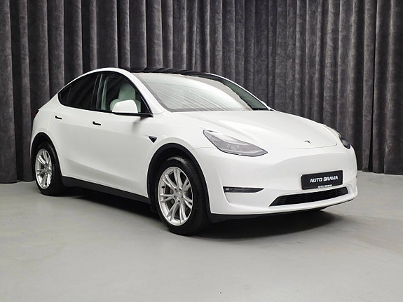 Tesla Model Y 9 of 30