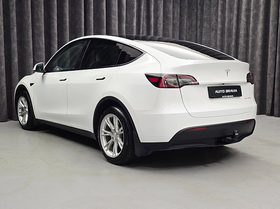 Tesla Model Y 5 of 30