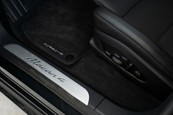 Porsche Macan 4 14 of 24