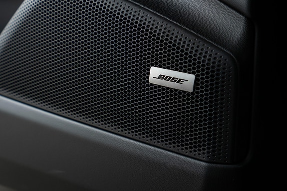Porsche Macan 4 16 of 24