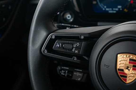 Porsche Macan 4 18 of 24
