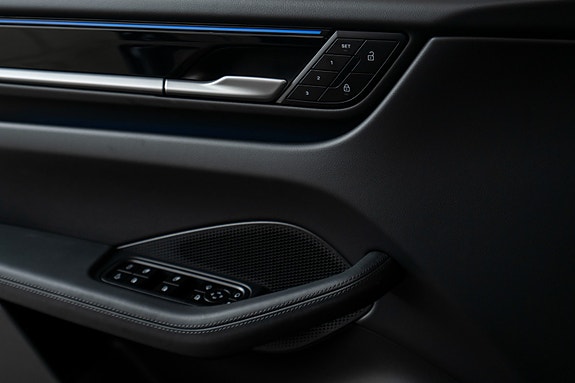 Porsche Macan 4 15 of 24