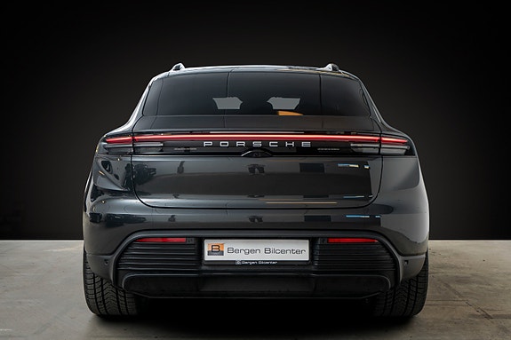 Porsche Macan 4 8 of 24