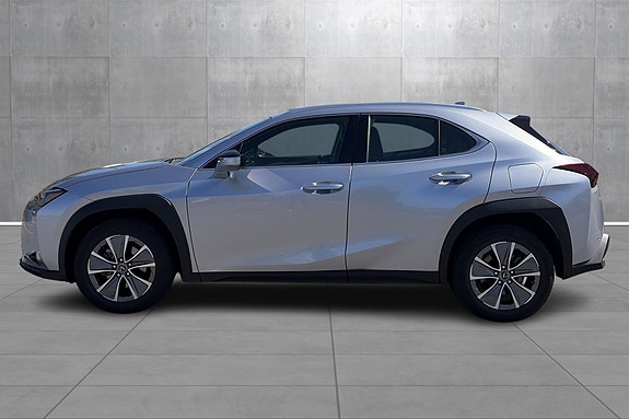 Lexus UX300e 2 of 22