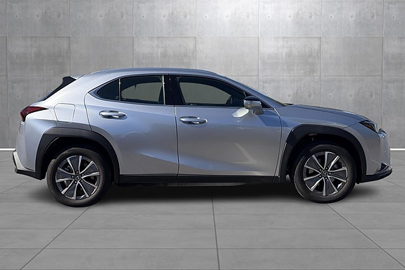 Lexus UX300e 6 of 22