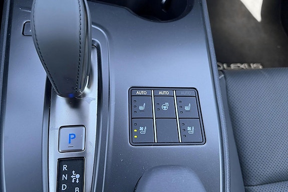 Lexus UX300e 17 of 22
