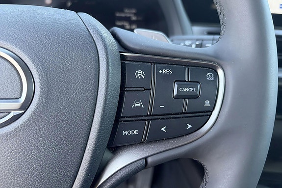 Lexus UX300e 14 of 22