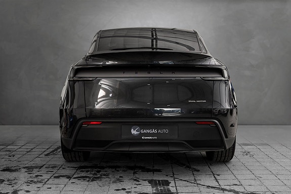 Tesla Model Y 8 of 24