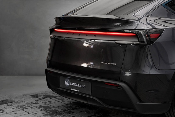 Tesla Model Y 6 of 24