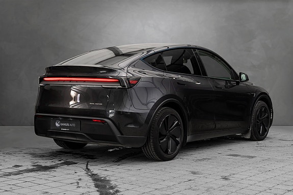 Tesla Model Y 5 of 24