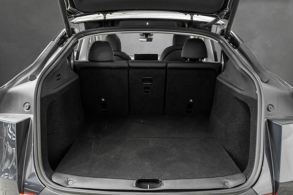 Tesla Model Y 22 of 24