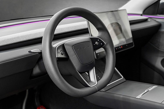 Tesla Model Y 16 of 24