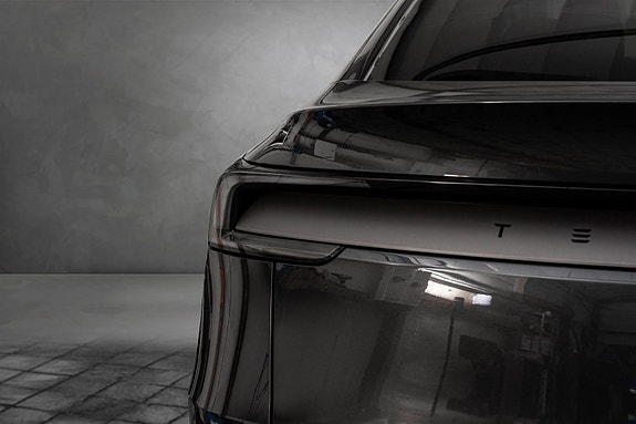 Tesla Model Y 9 of 24