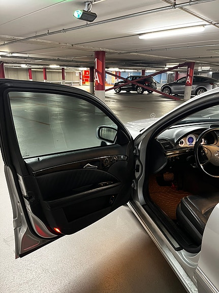 Mercedes-Benz E240 23 of 30
