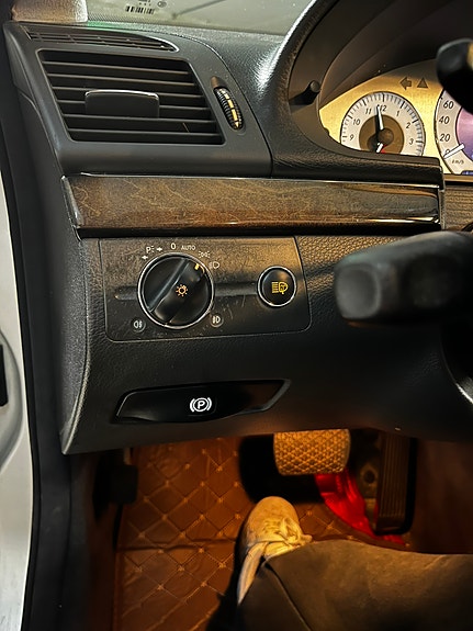 Mercedes-Benz E240 27 of 30