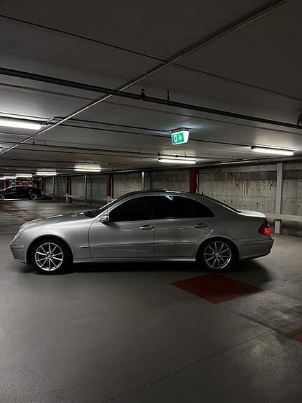Mercedes-Benz E240 8 of 30