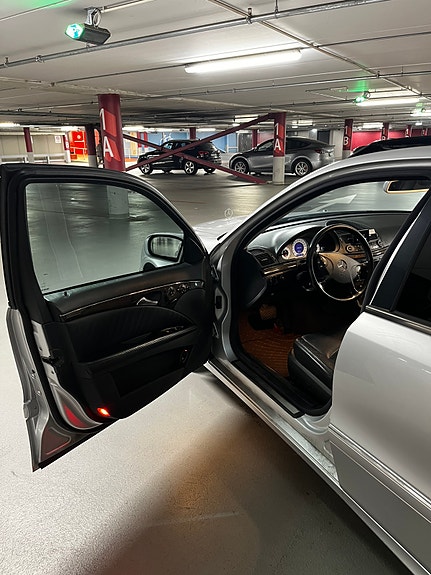 Mercedes-Benz E240 13 of 30