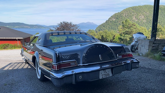 Lincoln Continental 3 of 11