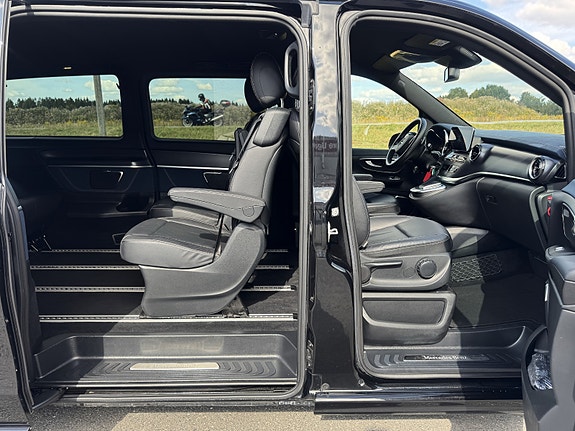 Mercedes-Benz EQV 21 of 30