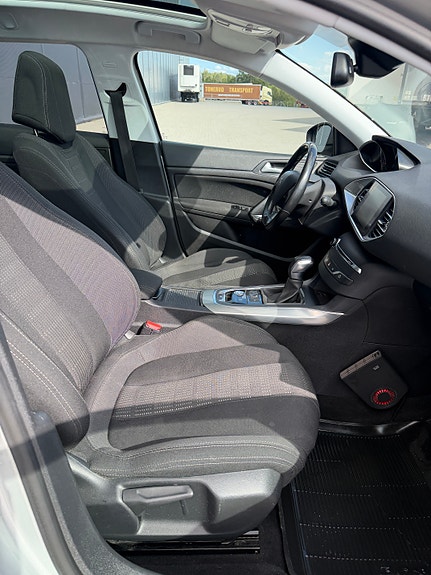 Peugeot 308 SW 16 of 22