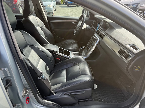 Volvo XC70 26 of 28