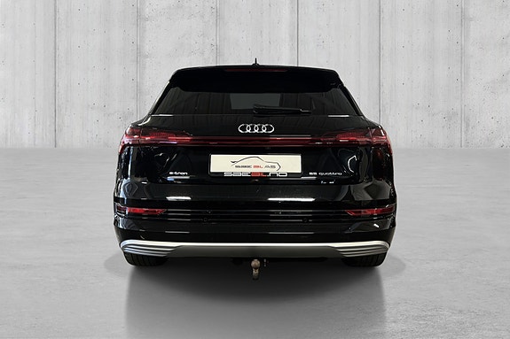 Audi e-tron 8 of 24