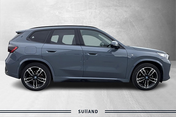 BMW iX1 6 of 23