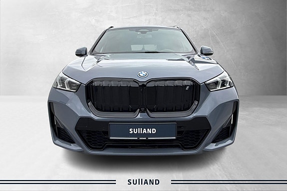 BMW iX1 8 of 23