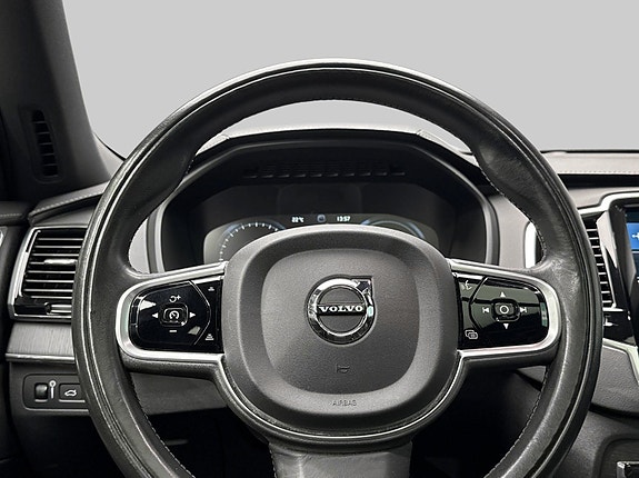 Volvo XC90 18 of 30